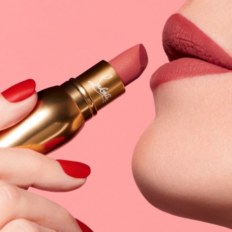 Christian Louboutin تطرح تشكيلة من أحمر الشفاه وطلاء الأظافر