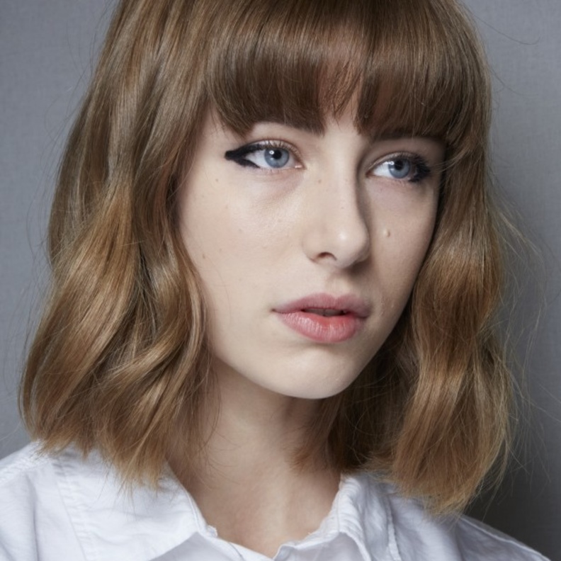 تسريحات وقصات شعر تناسب الوجه الطويل 2021