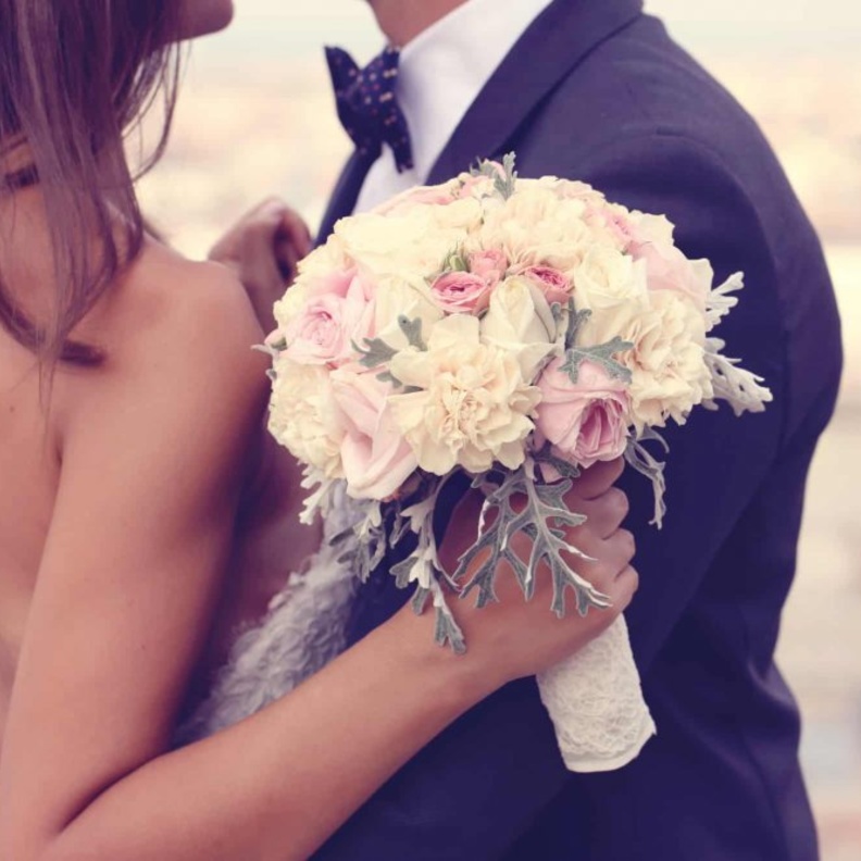 طلبت الإذن من عريسها لوداع صديقها السابق في زفافهما، هل وافق؟