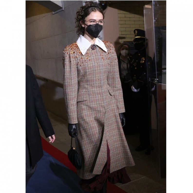 إيلا إمهوف توقّع صفقة عرض أزياء كبيرة بعدما خطفت الأنظار في حفل تنصيب بايدن