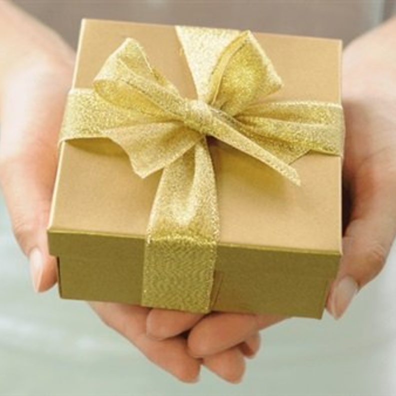 عروسان يفتحان هدية زفافهما بعد 9 سنوات