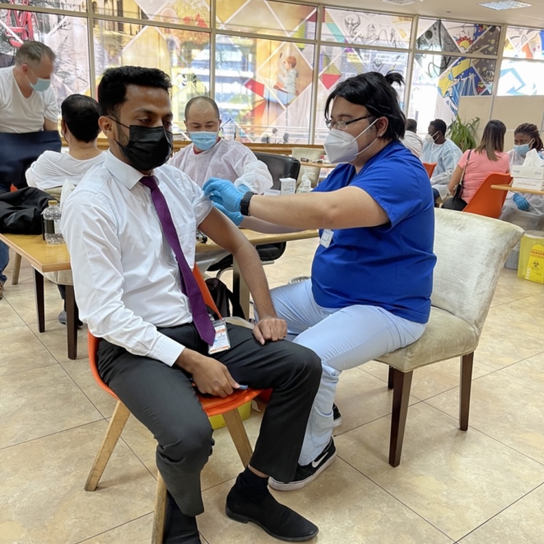 داماك تنظم حملة تطعيم لموظفيها للحد من انتشار فيروس كوفيد-19