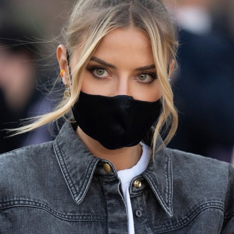 رسمات مكياج ملفتة مع خطوط الايلاينر الرفيعة تناسب الكمامة