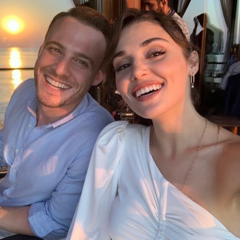 ابطال مسلسل "أنت أطرق بابي"