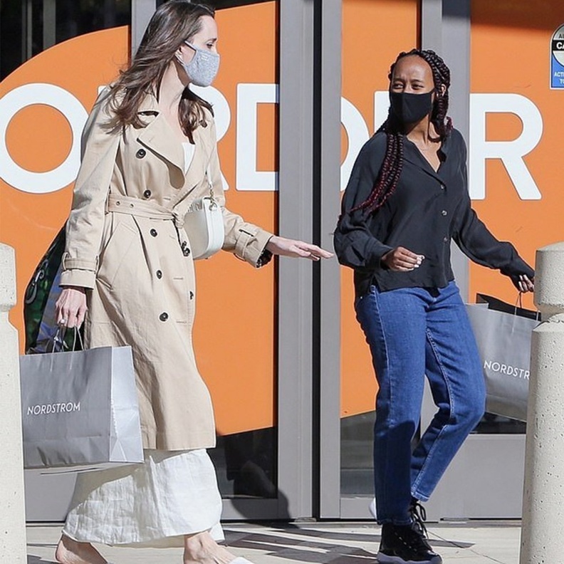 اطلالات انجلينا جولي بالملابس الواسعة أثناء التسوق