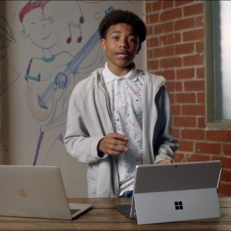 حطي الفيديو الأول مكانه في النص، والثاني في آخر النص