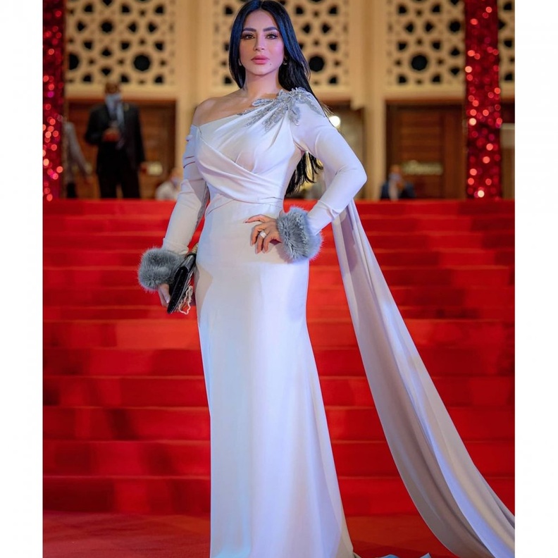 موديلات فساتين سهرة بأكمام جريئة من وحي اطلالات لجين عمران