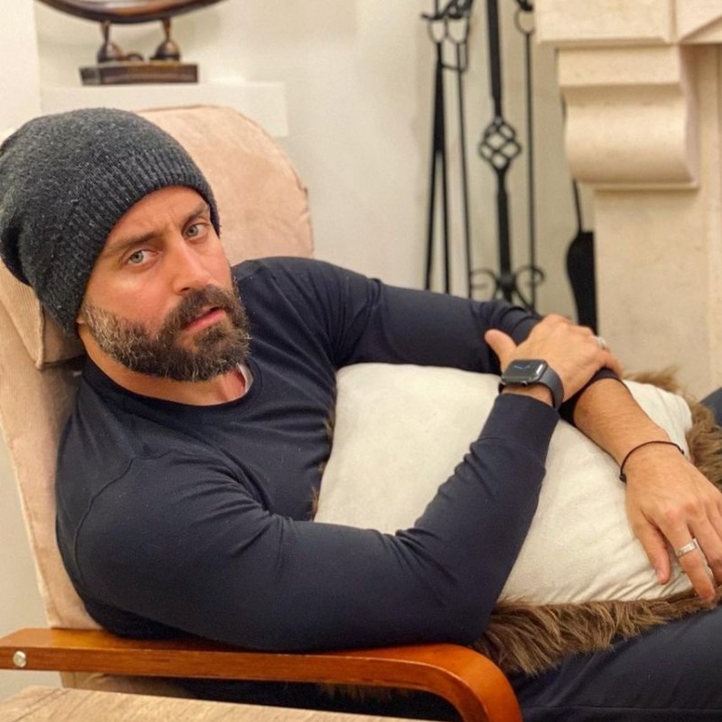 سعد رمضان يخوض تحدي "حلق الرأس"