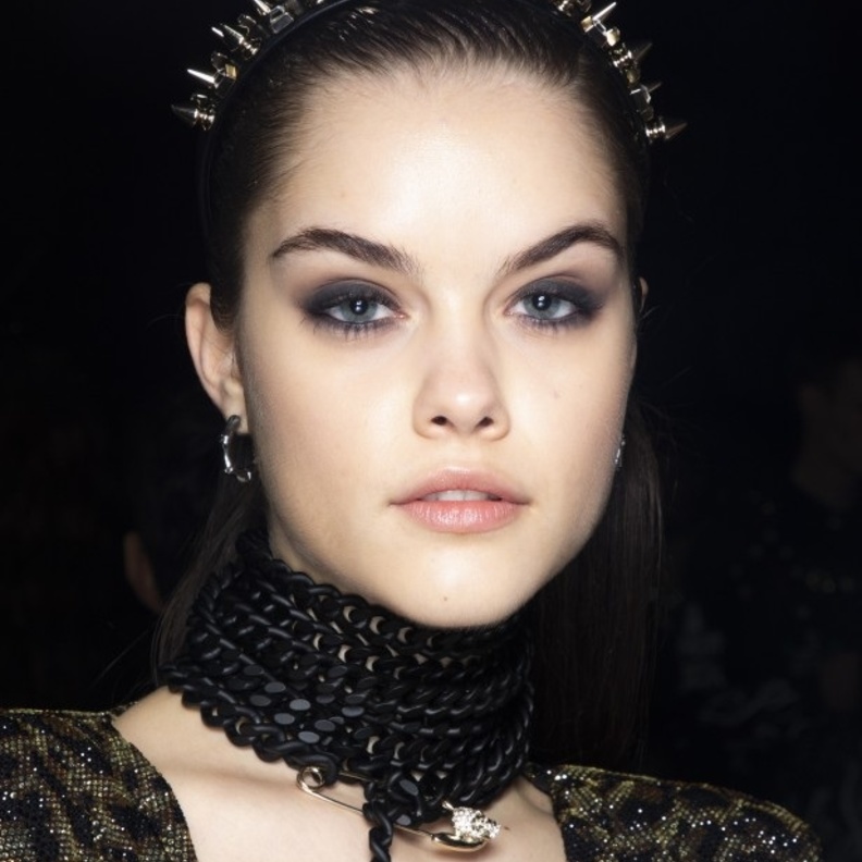 طرق مختلفة لتطبيق مكياج عيون بارز مع احمر الشفاه النيود