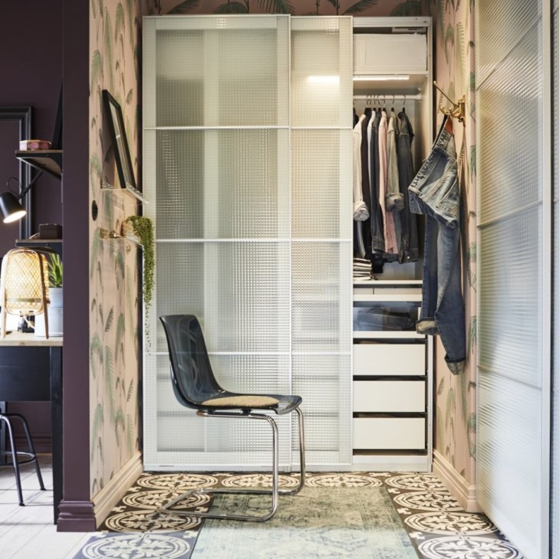 ديكور مميز لمساحة الخزانة في غرف النوم العصرية