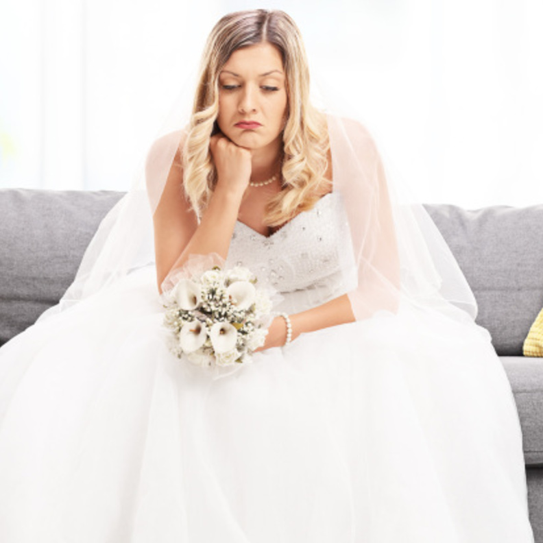 صديقة سابقة تهدد بإفساد حفل زفاف والعروس تتعهد بالرد...ماذا حدث؟