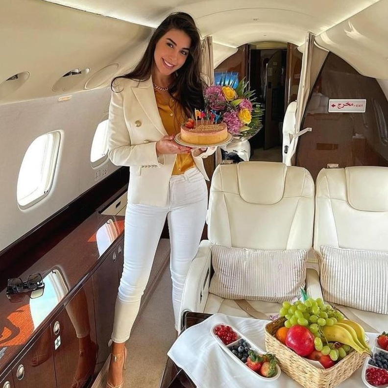 البليزر الأوف وايت من Balmain مع القميص الحريري وسروال دنيم بقصة ضيّقة