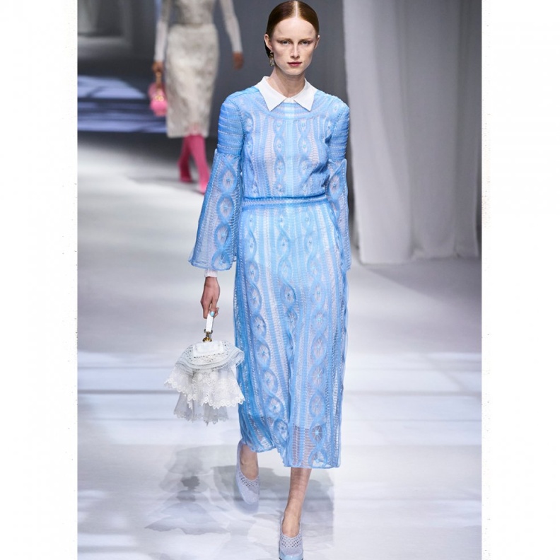 صيحات الفساتين الطويلة والمستقيمة باللون الازرق من دار Fendi