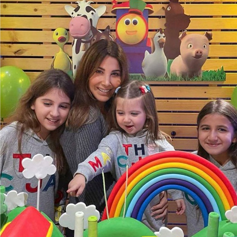 صور اطلالة النجمة نانسي عجرم مع بناتها