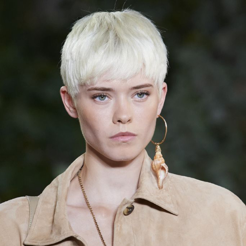 صبغات شعر بلاتينية وفاتحة للبشرة البيضاء من دار Alberta Ferretti