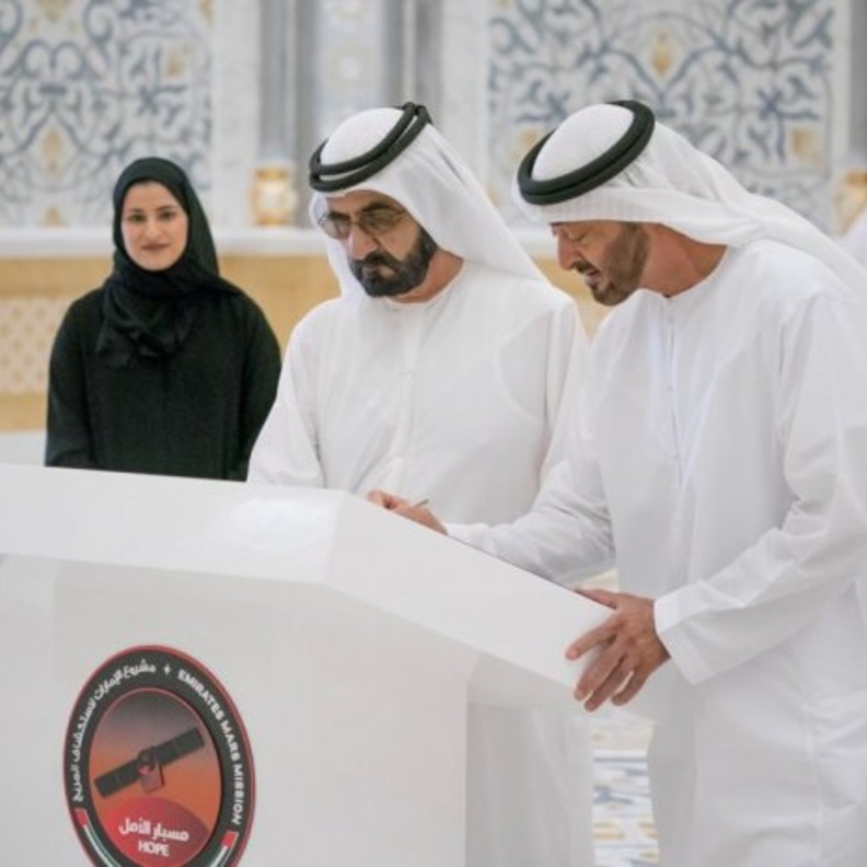 محمد بن راشد ومحمد بن زايد لحظة التوقيع على القطعة الأخيرة في مسبار الأمل