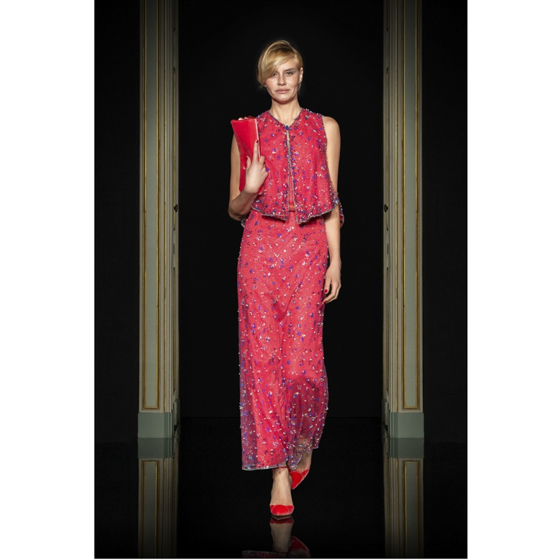دار Armani Privè قدّمت الفستان الأحمر بالقصة المستقيمة مع الشكّ