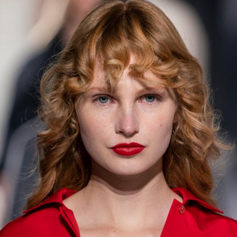 تسريحات شعر مع الغرة الكيرلي الامامية من دار Hermes.