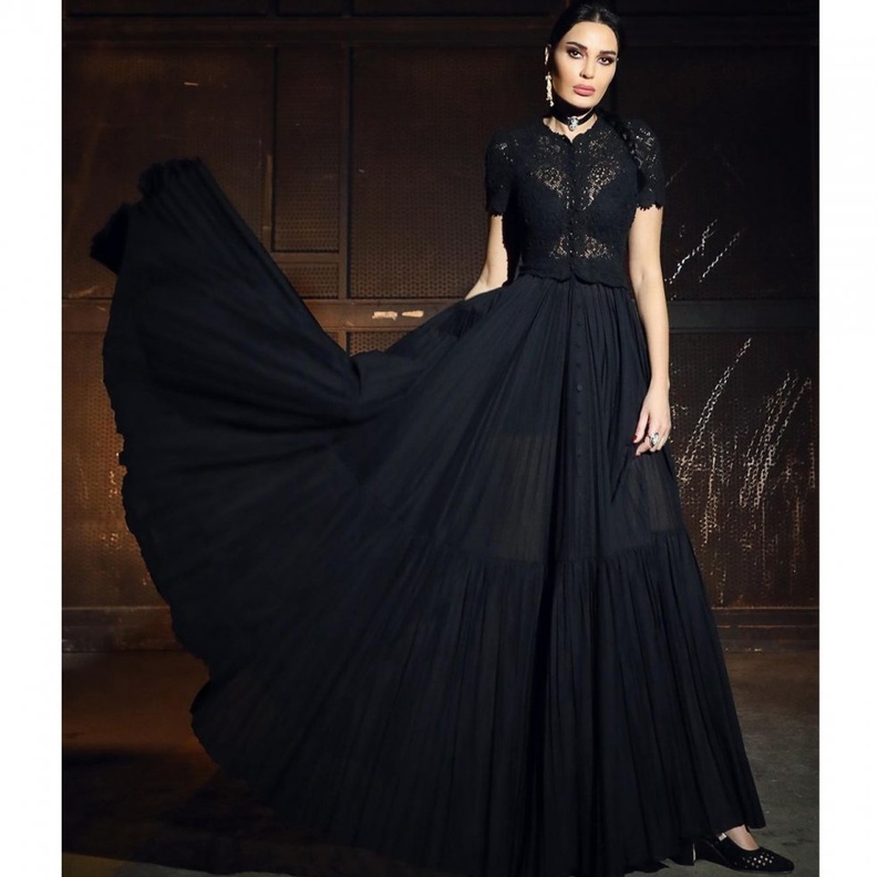 فساتين سيرين عبدالنور سوداء مع الدانتيل من دار Dior