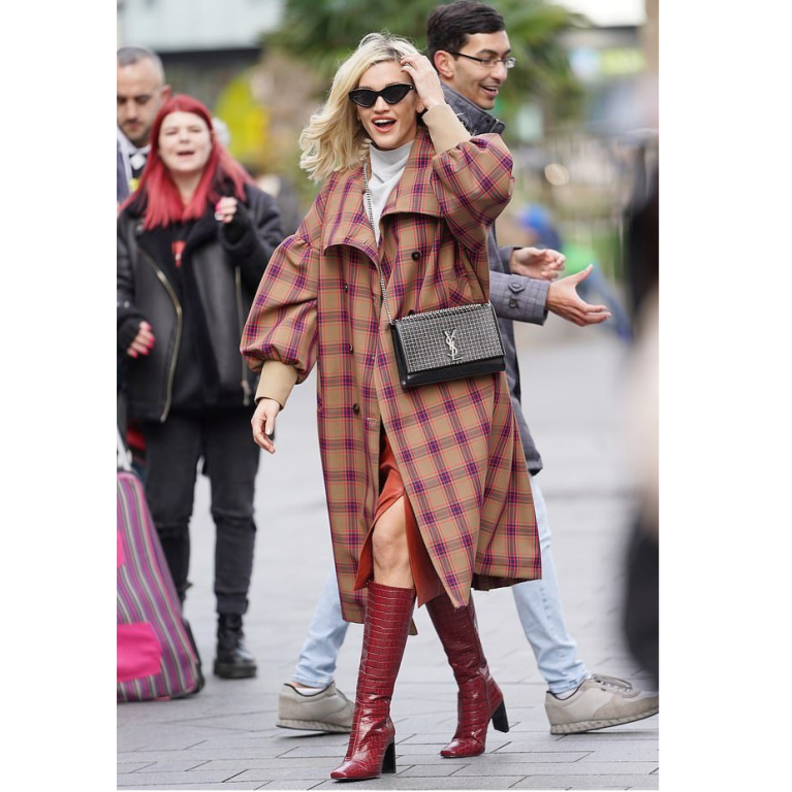 بدت آشلي أنيقة للغاية خلال إعتمادها أفكار تنسيق المعطف بنقشة المربعات