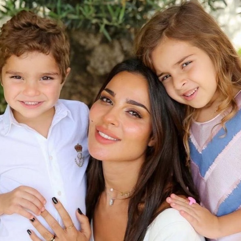 نادين نسيب نجيم  وأبنائها