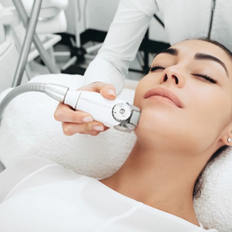 الاندرمولوجي تساعد على تجديد شباب الوجه