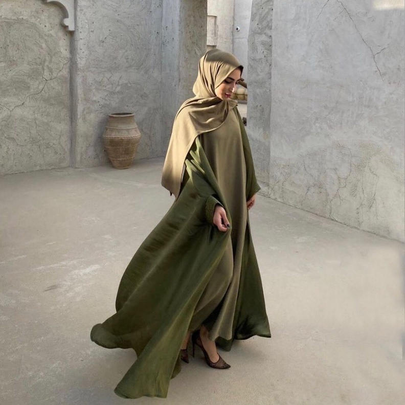 عبايات انيقة للعروس من علامة YNM Dubai 