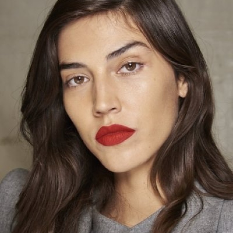 مكياج ناعم مع الشفاه الحمراء القوية ليوم الحب من Balmain 2021