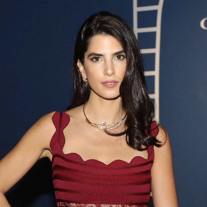 تسريحات شعر منسدلة بأسلوب كارمن بصيبص بطلة مسلسل عروس بيروت