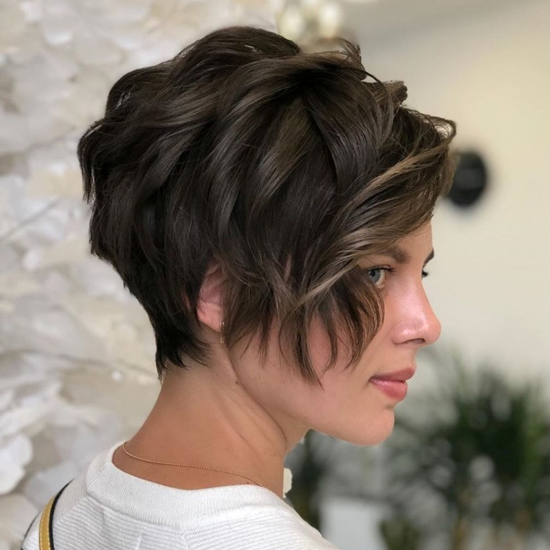  احدث تسريحات شعر انيقة وجذابة لإطلالة أنثوية شتاء 2021