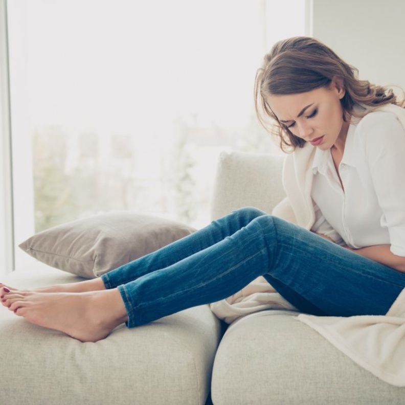 الأعراض تنجم عن النظام الغذائي وجينات المضيف والبيئة وتتميز بألم في البطن