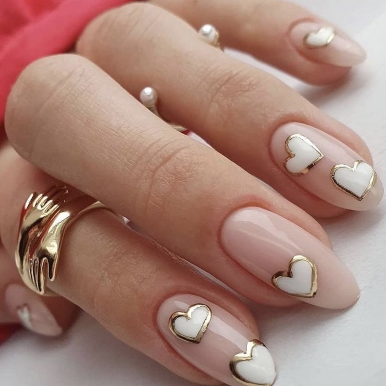 مناكير مع قلوب بيضاء بإطار ذهبي أحدث رسومات الأظافر ليوم الحب