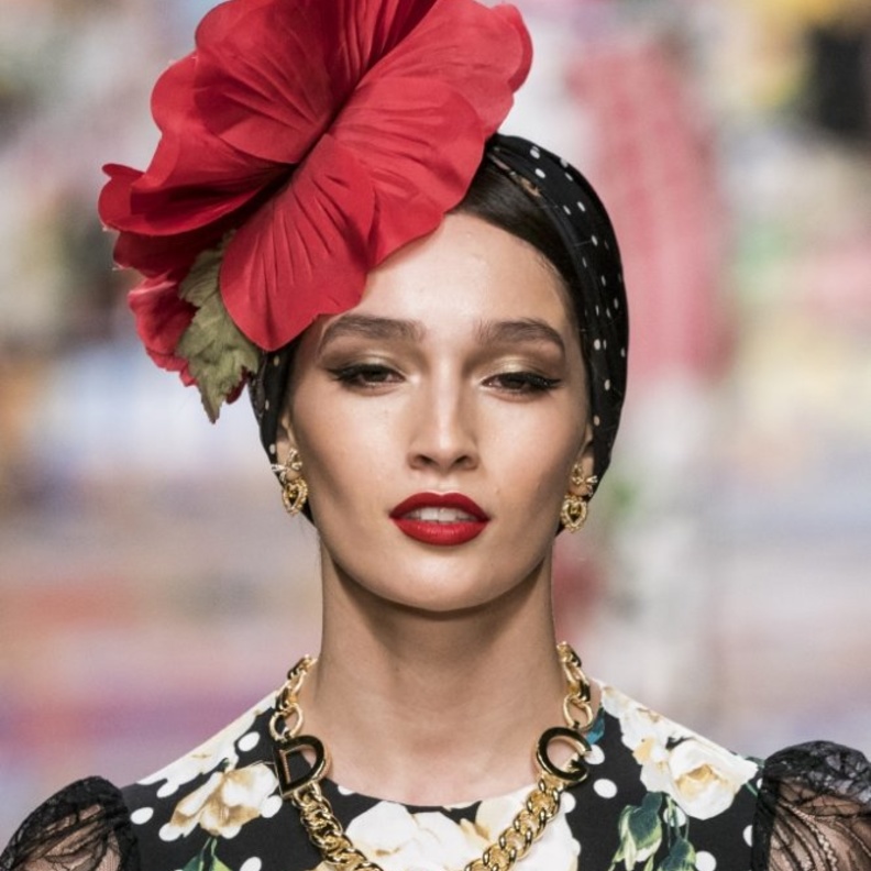 تسريحات شعر الكعكة مع اكسسوارات شعر الورود الحمراء من دار Dolce&Gabbana