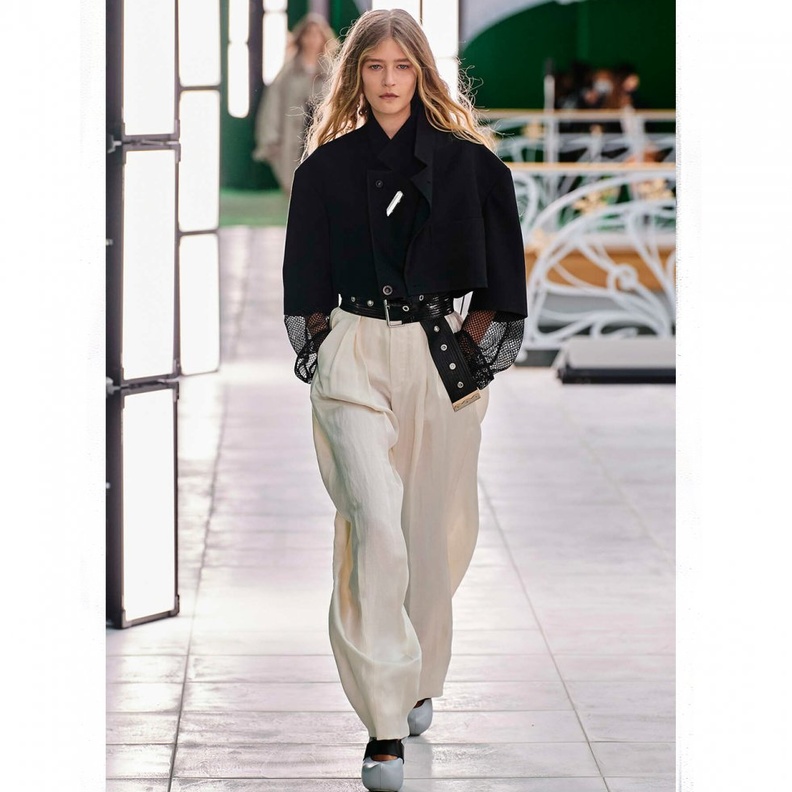 اطلالات باللون الاسود والابيض لدوام العمل من Louis Vuitton