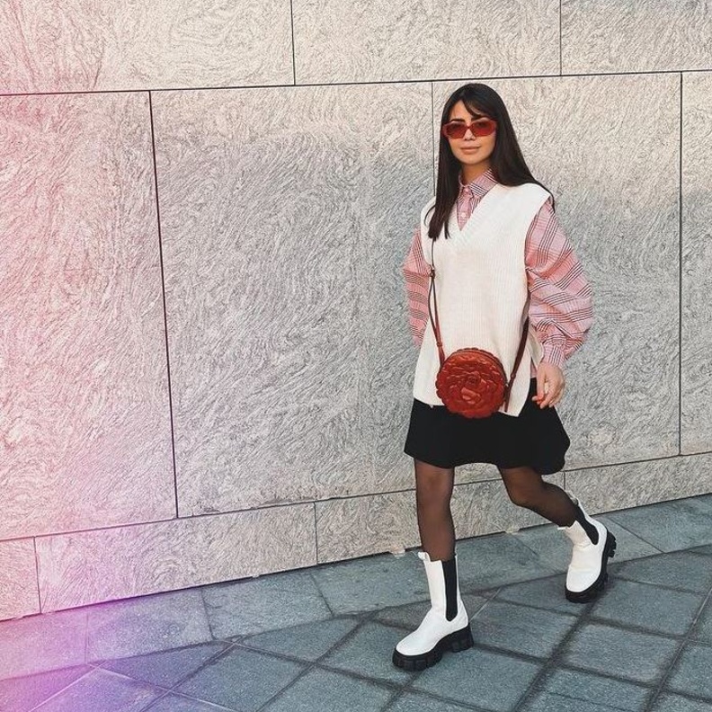 ديما الأسدي بالتنورة القصيرة مع القميص الفضفاض والجيليه