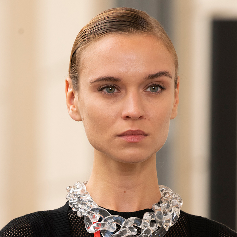  احدث مستحضرات الماسكارا لتطويل وتكثيف الرموش القصيرة بطرق بسيطة