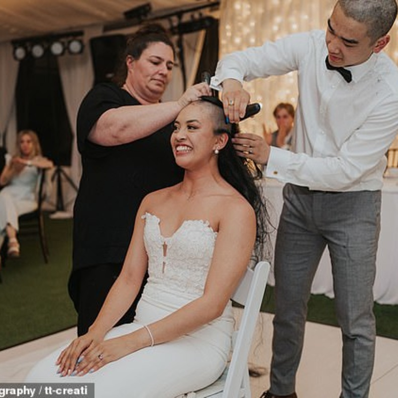 عروس تتضامن مع والدتها المصابة بالسرطان