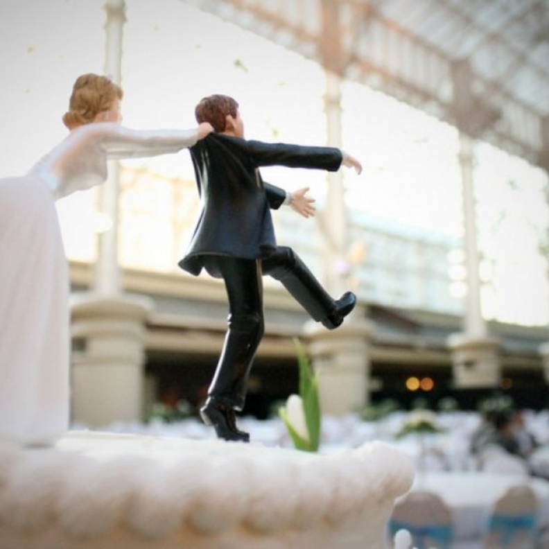 عريس عربي يهرب من عروسه فور رؤيتها في المطار