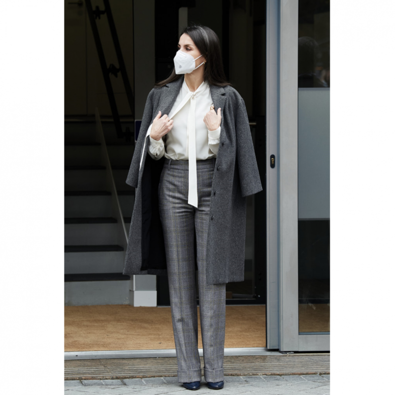 نسّقت مع المعطف قميصاً من Hugo Boss وبنطلون من Massimo Dutti بنقشة المربعات