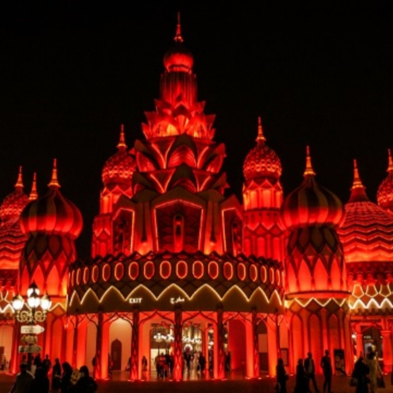 القرية العالمية تتزين باللون الأحمر إحتفالا بمسبار الأمل - المصدر الإمارات - لا شيء مستحيل