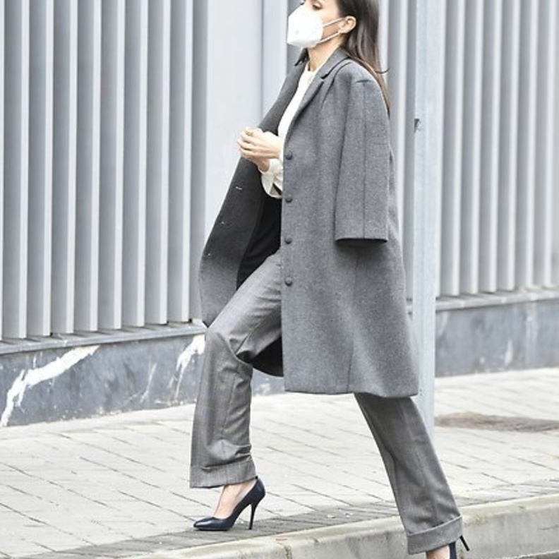 ظهرت الملكة ليتيزيا في المؤتمر بإطلالة عمل أنيقة وكانت ترتدي معطف رمادي أنيق مصنوع من التويد