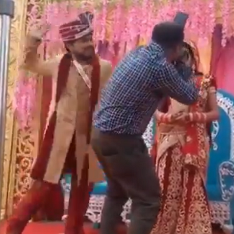 عروس تنفجر ضاحكة بسبب غيرة عريسها عليها