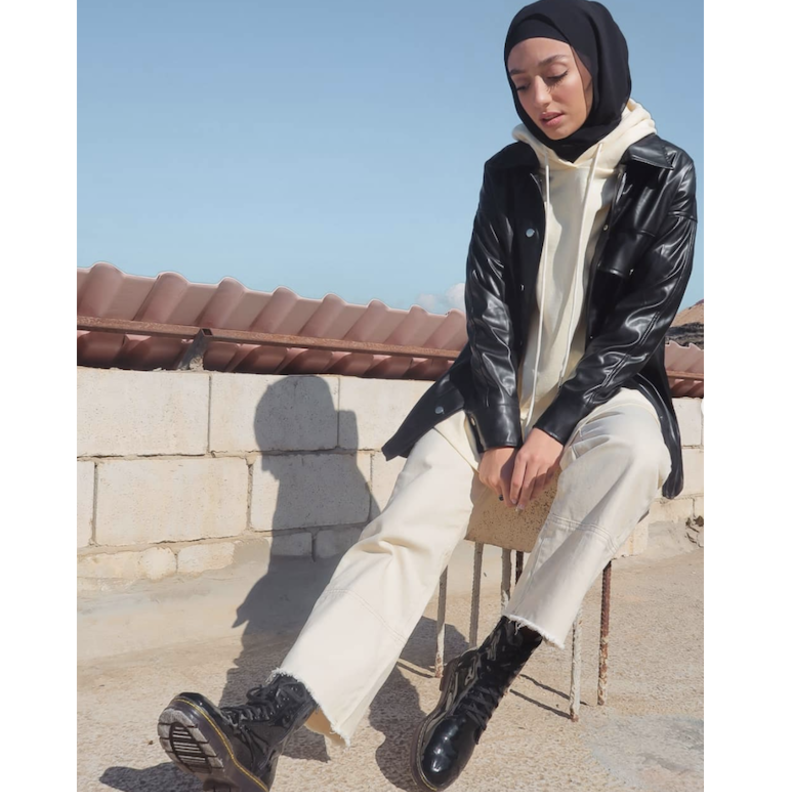 نسقت نينا سبيتي اطلالة شبابية مريحة وانيقة