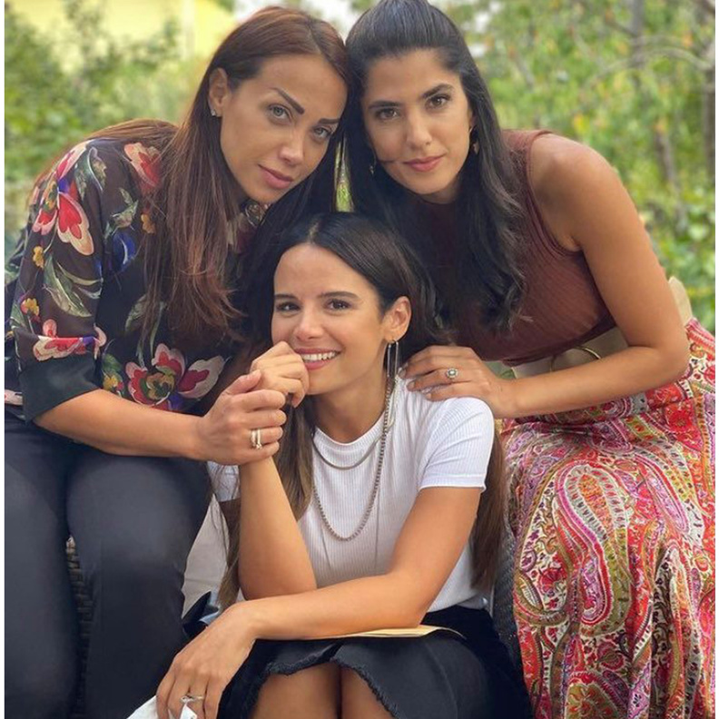 اطلالات كارمن بصيبص وصديقاتها في مسلسل عروس بيروت