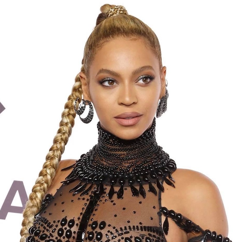  بيونسيه بتسريحة ضفيرة ذيل الحصان