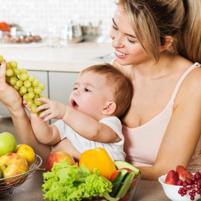 فوائد العنب الأخضر للرضع وكيف ومتي يعطى للرضيع