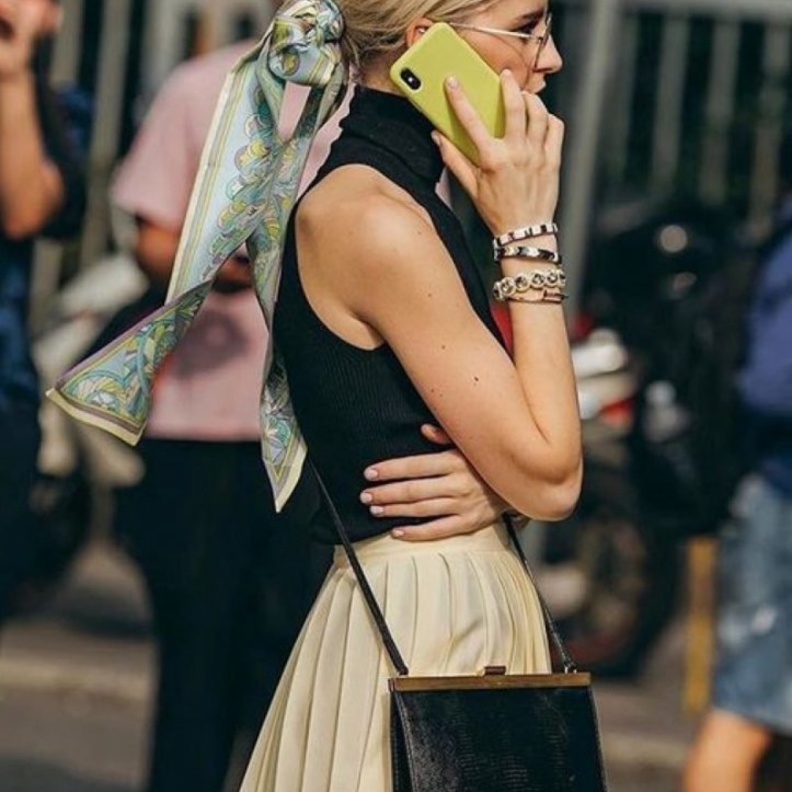 افكار مختلفة لاعتماد السكارف موضة ربيع 2021