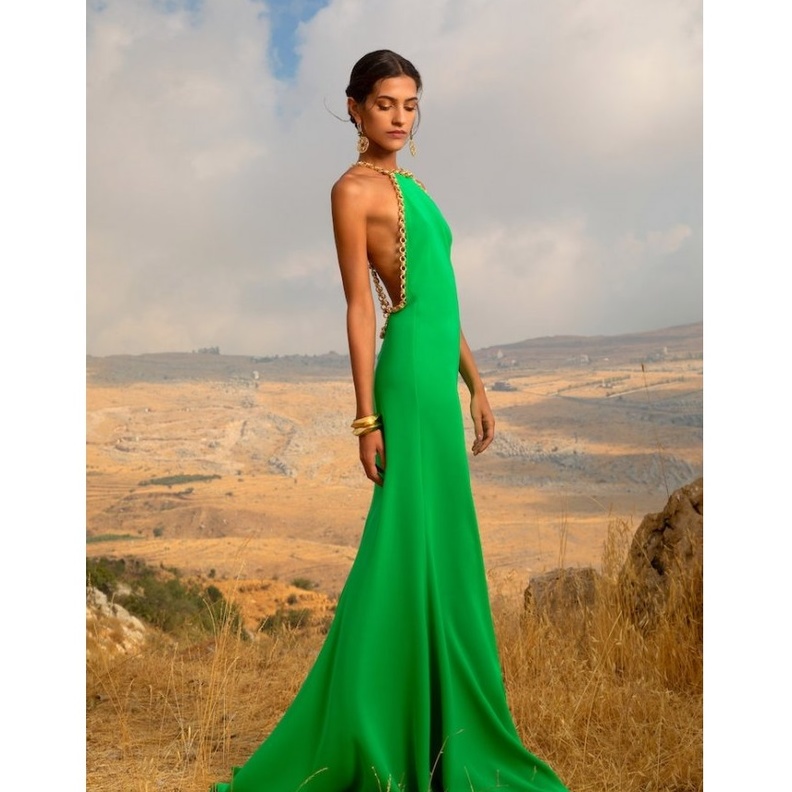 فستان طويل شبابي بالأخضر الفوسفوري مزيّن بالسلاسل الذهبية من Elie Saab  