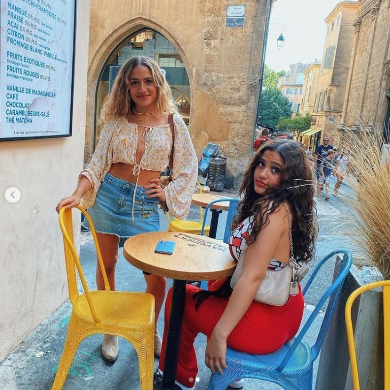 كينزي وجنى بإطلالة صيفية جريئة