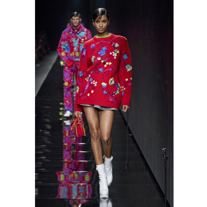 تألقي بالكنزة الحمراء المزيّنة بالورود وبقصة واسعة من دار Versace